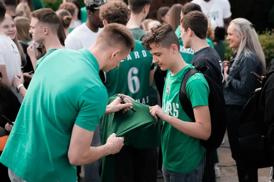 Galimybė gauti žaidėjų parašus bei nusifotografuoti